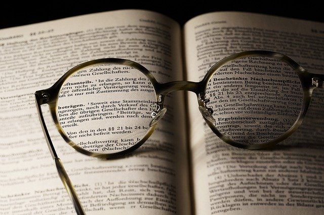 Image lunettes sur un livre